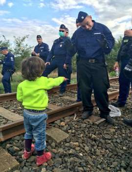 El tierno gesto de un niño refugiado desarmó a un policía