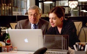 Anne Hathaway enseña Facebook a Robert de Niro