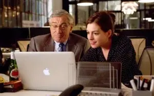 Anne Hathaway enseña Facebook a Robert de Niro