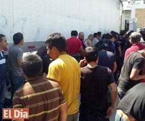 Rescatan 113 migrantes hacinados en remolque en México