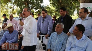 Danilo Medina otorga financiamientos para ganado y plantas de queso en La Isabela