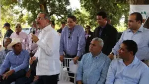 Danilo Medina otorga financiamientos para ganado y plantas de queso en La Isabela