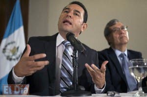 El presidente de Guatemala donará 60 % de su salario a educación y cultura