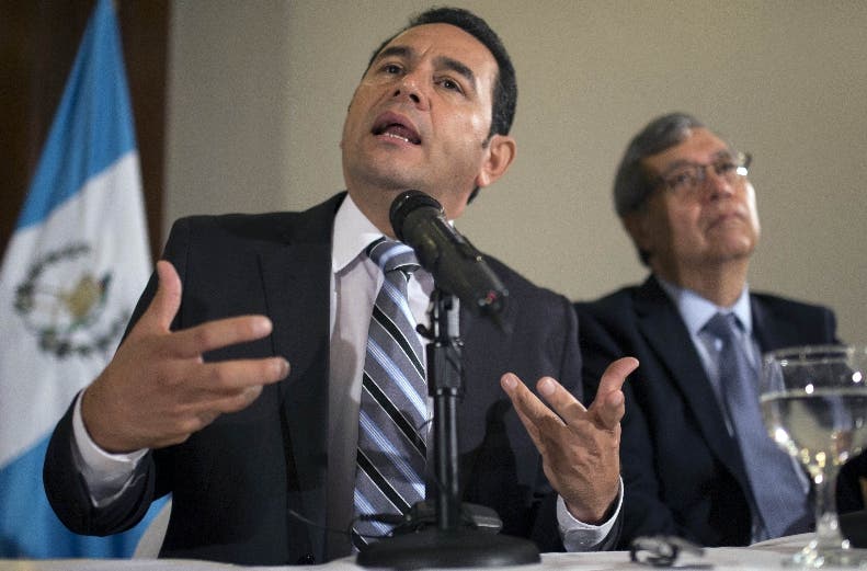 El presidente de Guatemala donará 60 % de su salario a educación y cultura