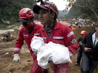 Autoridades guatemaltecas contabilizan más de un centenar de muertos en derrumbe