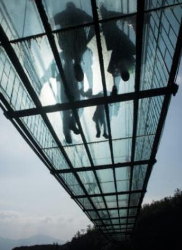Puente de vidrio  pone a prueba nervios turistas
