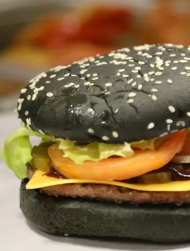 Burger King con hamburguesa por Halloween