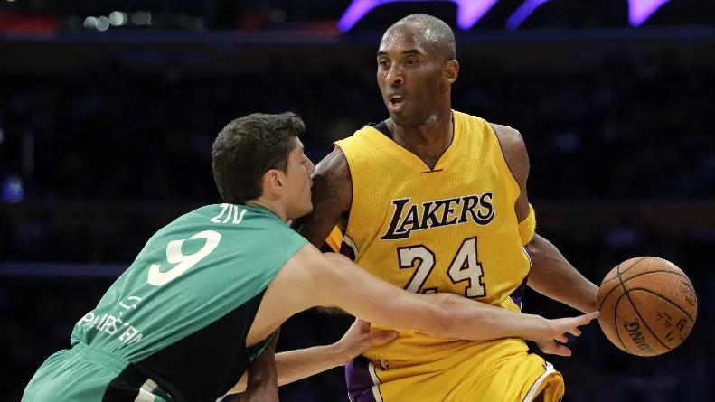 Kobe lucha contra la adversidad