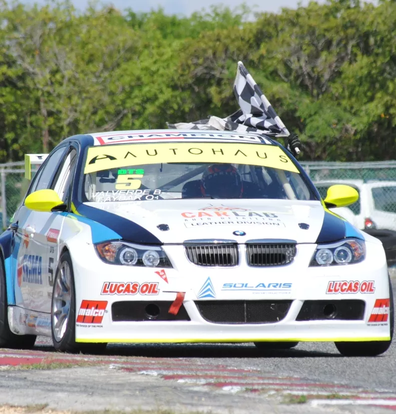 Valverde y  Najri se imponen carrera de automovilismo