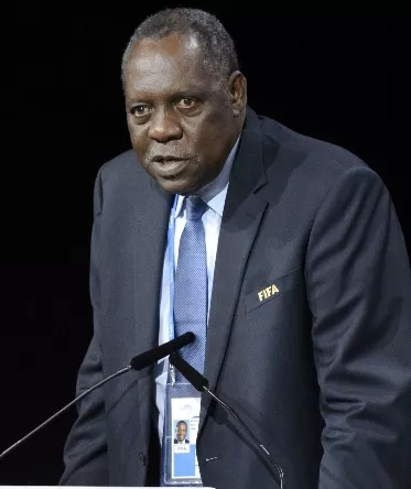 Camerunés Hayatou es nuevo presidente FIFA