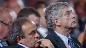 Platini, su destino en el aire