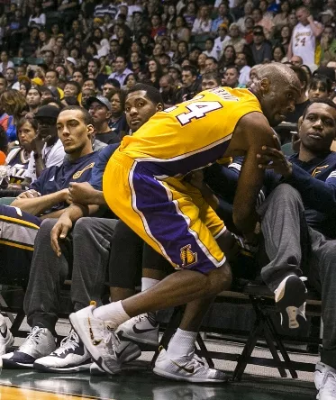 Kobe Bryant deja juego con Lakers por lesión