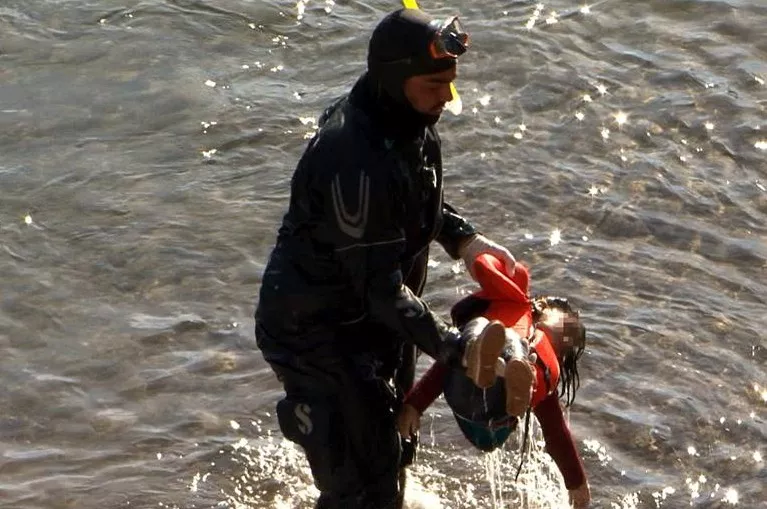 Hallan muertos 7 refugiados tras un naufragio en la costa griega