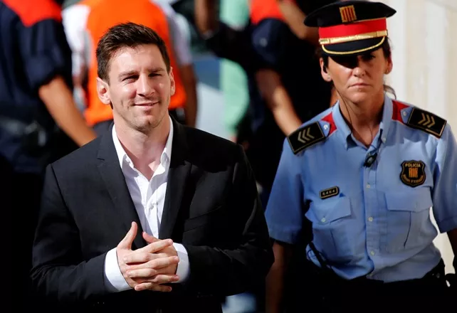 El juez envía a juicio a Lionel Messi y a su padre acusados de tres delitos fiscales