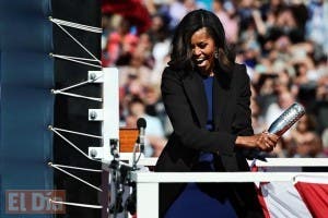 Michelle Obama bautiza el submarino de la Marina Illinois