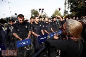 Turquía: Suspenden dos policías arrastraron cadáver por la calle