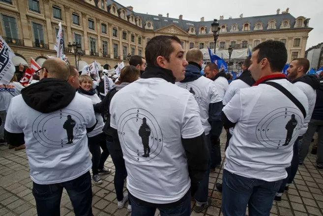 Policías en Francia protestan en demanda de mejores condiciones laborales