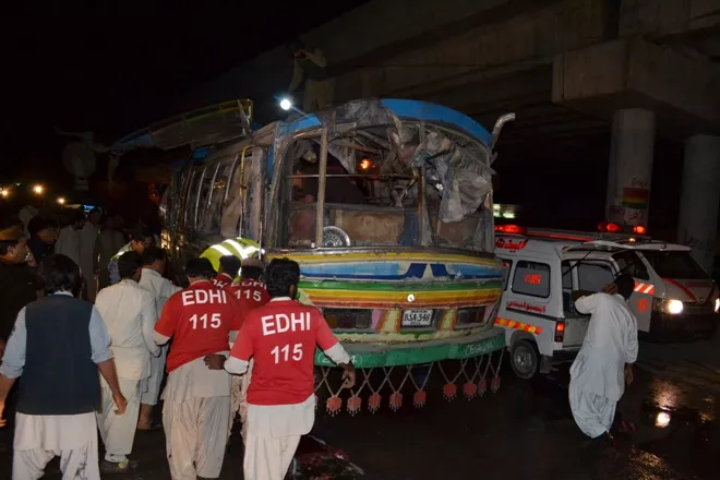 Al menos 11 muertos al explotar una bomba en un autobús en Pakistán