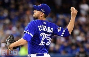 Estrada vence a los Reales y mantiene con vida a Azulejos