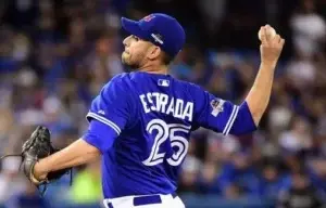 Estrada vence a los Reales y mantiene con vida a Azulejos