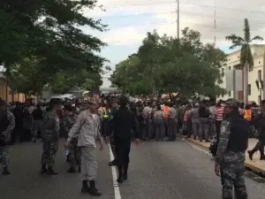 La Policía una vez más agrede e impide paso de manifestantes contra la Oisoe