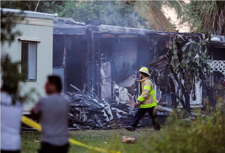 Dos muertos al estrellarse avión contra casa rodante en EEUU