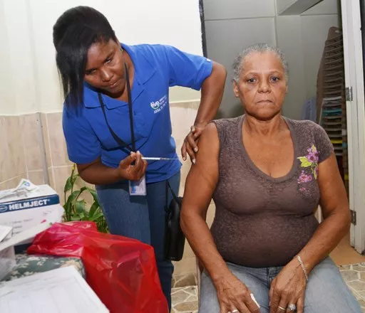 Conape inicia jornada de vacunación a envejecientes contra influenza