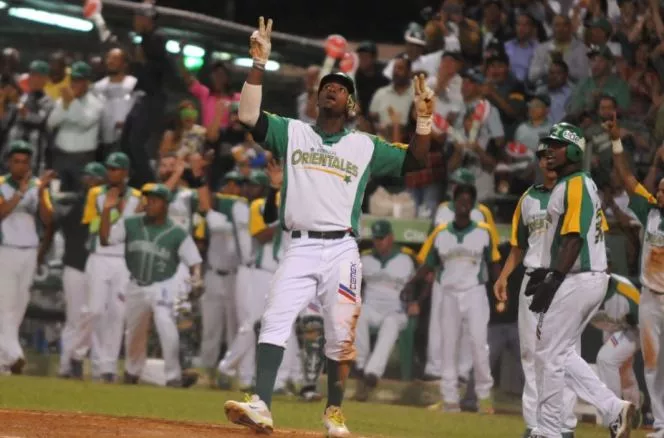 Estrellas vencen Toros en jornada sabatina del béisbol dominicano