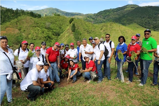 Contraloría realiza jornada de reforestación en Juan Adrian