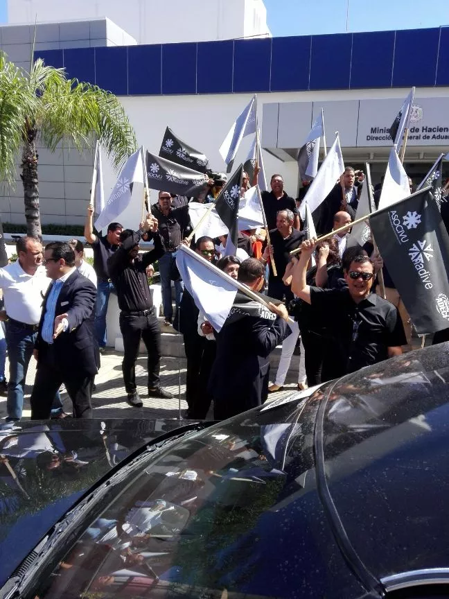 Importadores de vehículos usados protestan en rechazo a incrementos de gravámenes