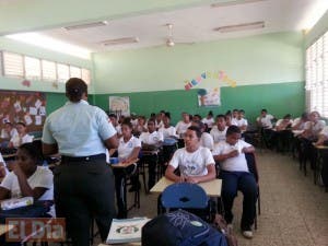 AMET capacita y orienta más de 600 personas sobre educación vial