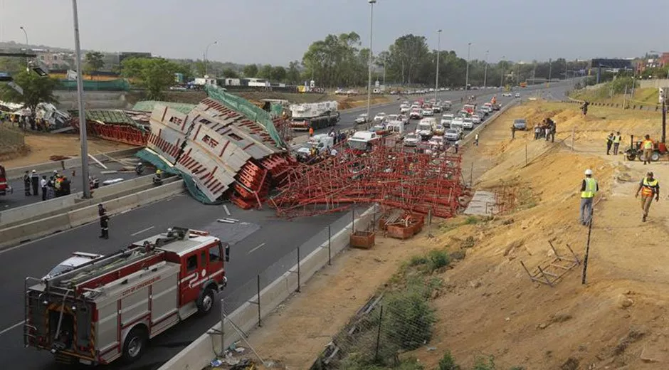 Puente colapsa sobre una autopista y provoca 3 muertos en Sudáfrica