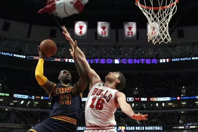 Curry debuta con 40 puntos, mientras que LeBron cede ante los Bulls