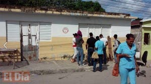 Denuncia Salud Pública consulta en plena calle en Hato Mayor