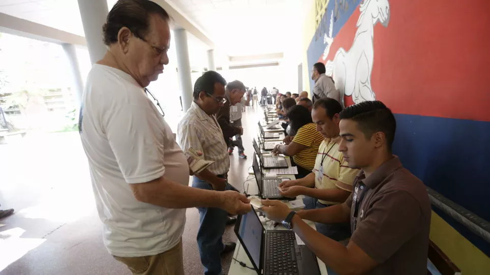 Venezolanos realizan simulacro de elecciones parlamentarias de diciembre