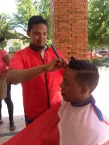 Asociación de Peluqueros SDN realiza jornada de cortes de pelo y afeitadas gratis