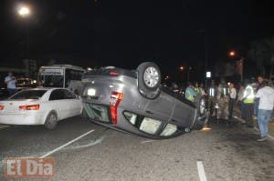 Dos personas salen ilesas, tras volcarse su vehículo en la avenida Jonh F. kennedy