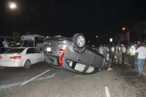 Dos personas salen ilesas, tras volcarse su vehículo en la avenida Jonh F. kennedy