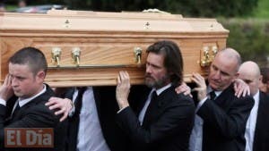 Jim Carrey lleva el ataúd de su exnovia Cathriona White en su funeral en Irlanda