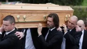 Jim Carrey lleva el ataúd de su exnovia Cathriona White en su funeral en Irlanda