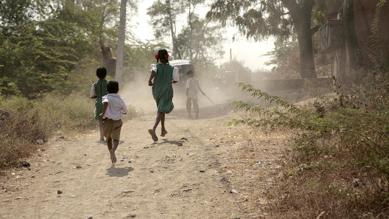 Violan en grupo a dos niñas de dos y cinco años en la India