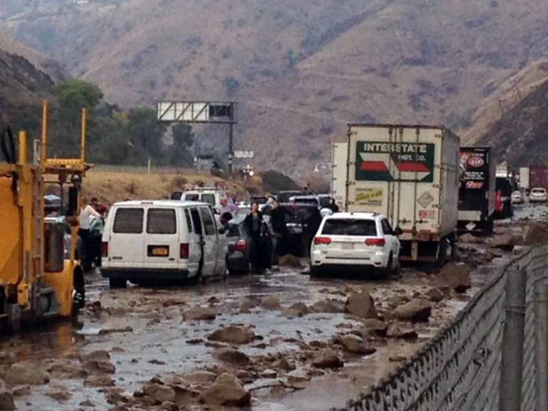 Riada de lodo cubre carreteras y atrapa autos en California