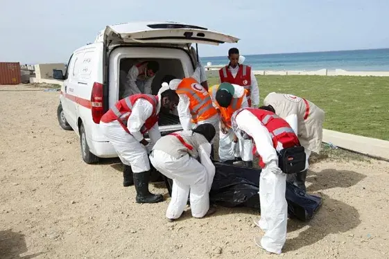 Descubren 40 cadáveres de inmigrantes flotando en las costas de Libia