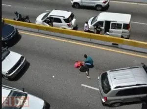 Joven de 17 años que se lanzó de elevado en la 27 de Febrero fue dada de alta hoy