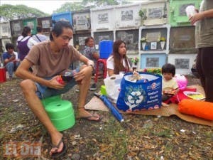 Se desata la locura en los cementerios filipinos el día de Todos los Santos