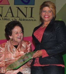 El Conani entrega premio Doña Renée en Apoyo a la Niñez y la Adolescencia