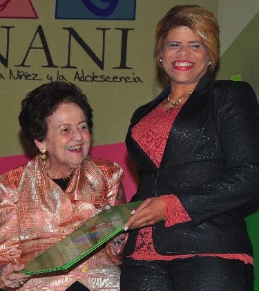 El Conani entrega premio Doña Renée en Apoyo a la Niñez y la Adolescencia