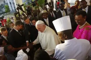 Papa Francisco sigue gira por ciudades de África