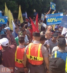 Policía reprime manifestación de estudiantes de la UASD