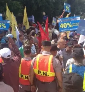 Policía reprime manifestación de estudiantes de la UASD